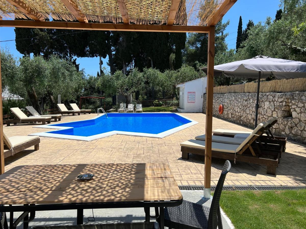 Olive Grove Poolside Apartments Бенитсес Экстерьер фото