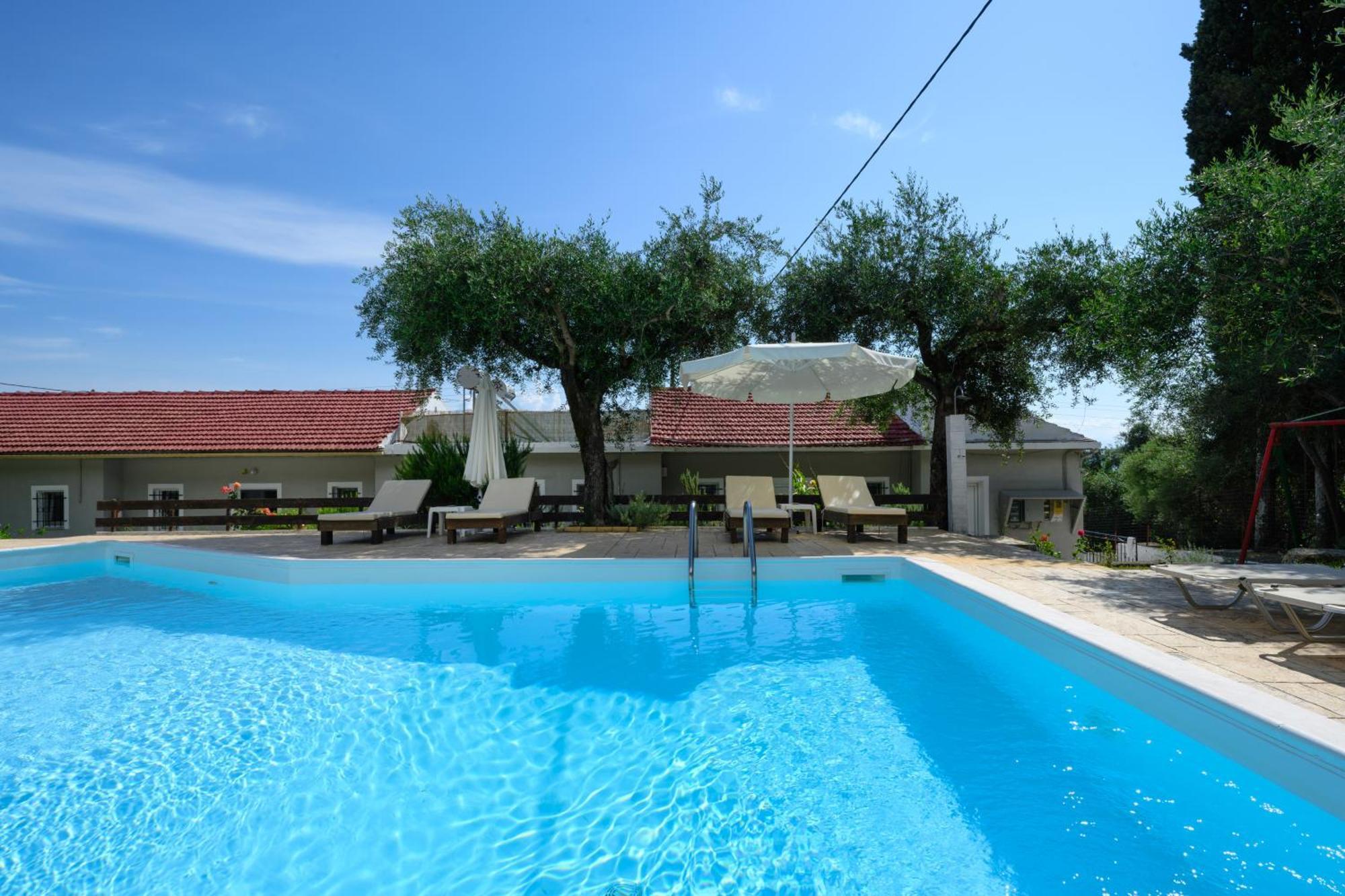 Olive Grove Poolside Apartments Бенитсес Экстерьер фото